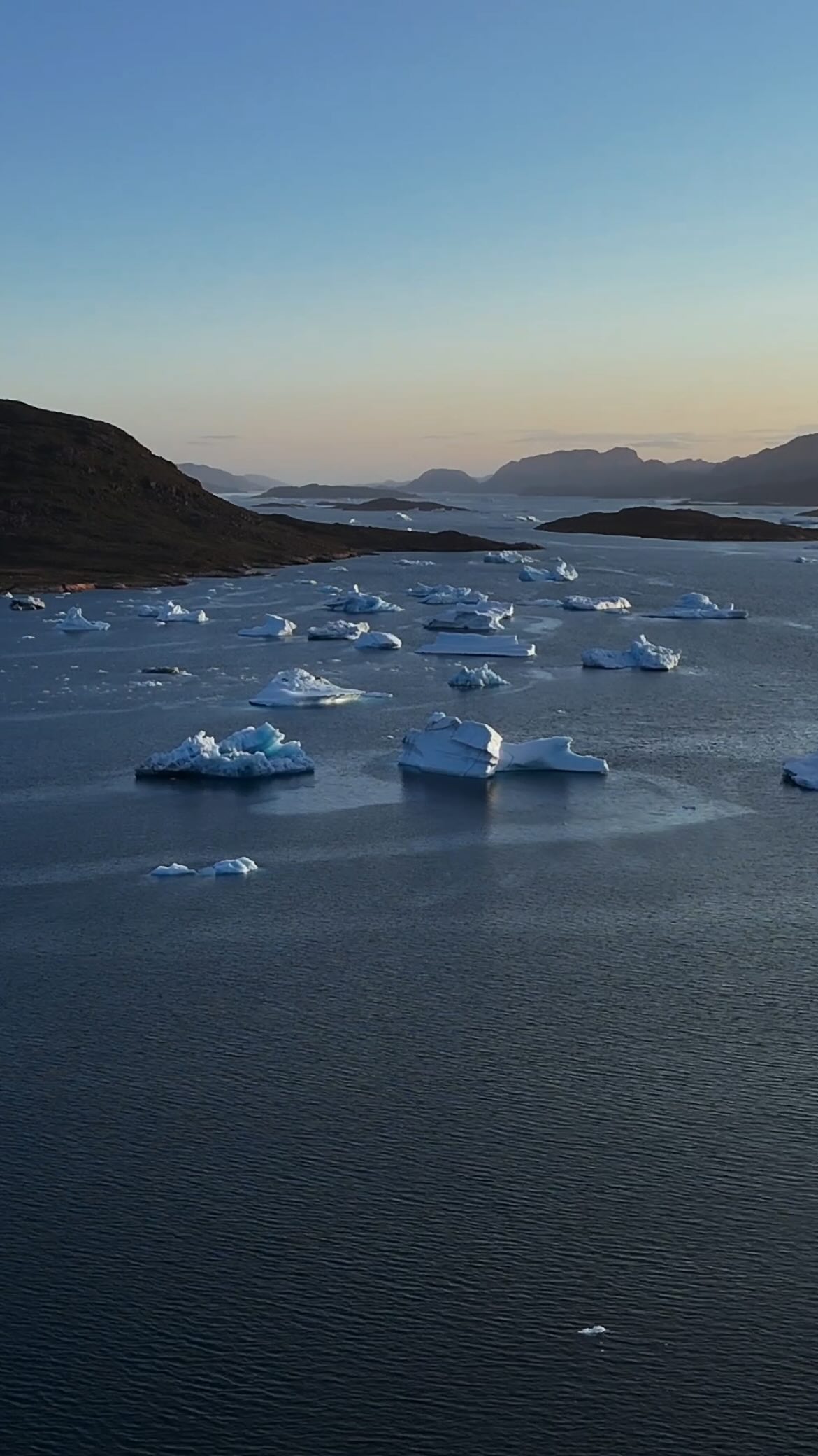 Greenland, we love you 🤍

Chasing silence, ice and places where nature still leads the way. Not something you see every day — but something you’ll remember forever…

#dnescestujem #cestujemeczsk #Greenland #VisitGreenland #GreenlandTrip #CinematicTravel
